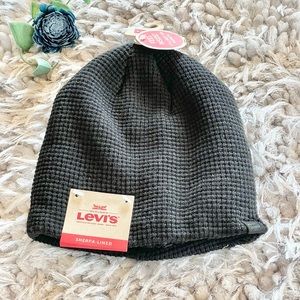 New with tags LEVI’S SHERPA-LINED HAT Black with logo in black. Hat is Unisex